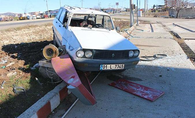 Otomobil önce yayaya sonra refüje çarptı: 1 ölü, 2 yaralı