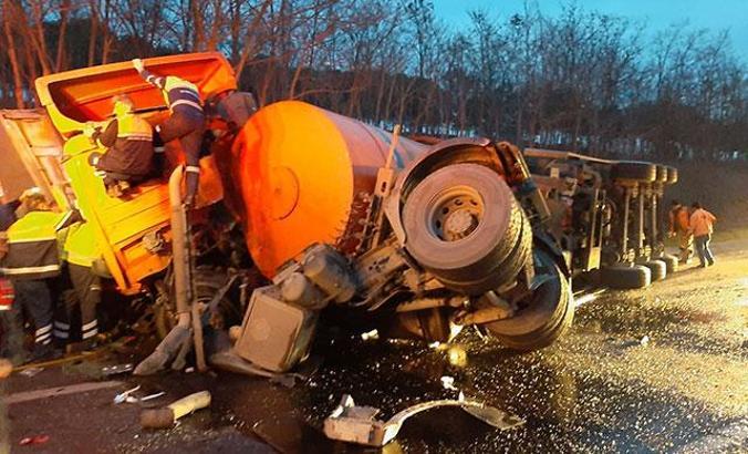 Silivri'de çöp kamyonu ile TIR çarpıştı: 1 ölü