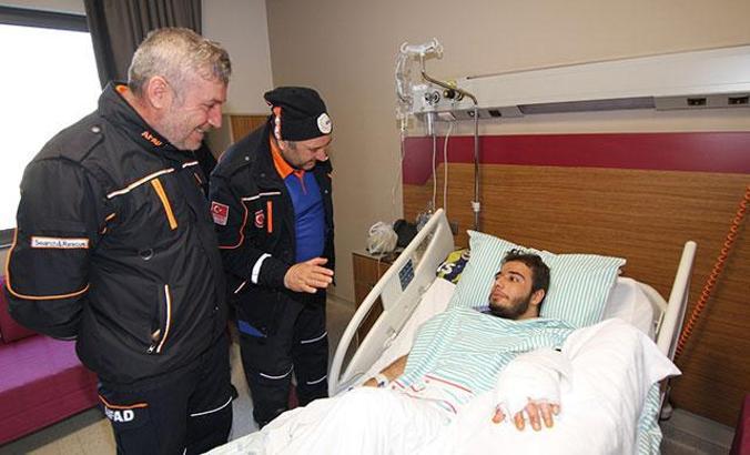 AFAD ekibi depremden 17 saat sonra kurtardıkları aileyi ziyaret etti