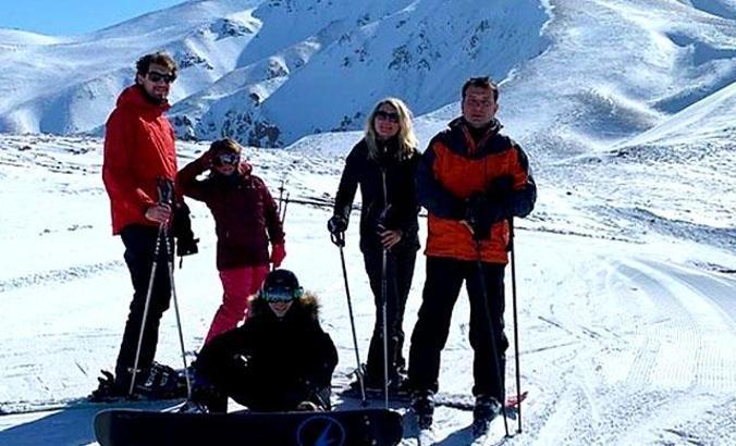 Ekrem İmamoğlu ve ailesinin Palandöken tatili sürüyor