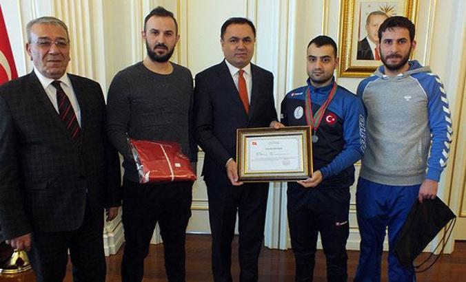 Avrupa şampiyonu engelli yüzücüye Vali'den ödül