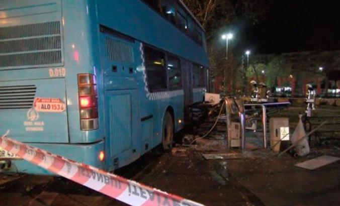 Kartal Sahilyolu'nda halk otobüsü durağa daldı: 3'ü ağır, 5 yaralı