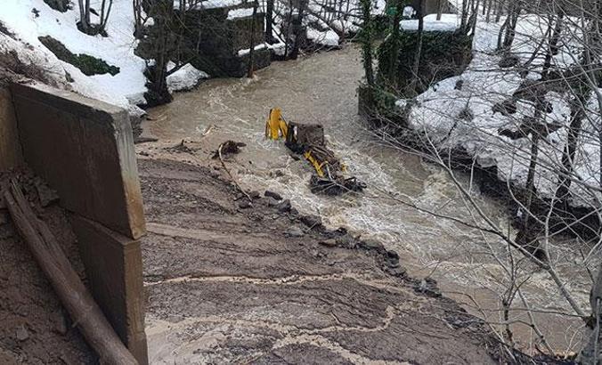 İş makinesi dereye yuvarlandı; akıntıya kapılan operatör kayıp