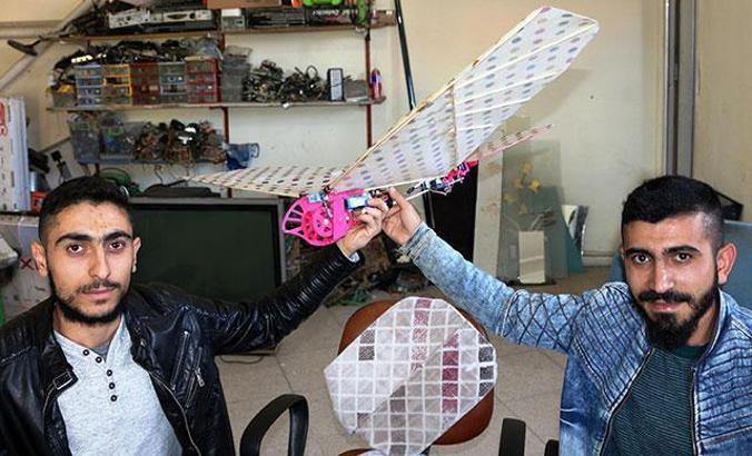 Amca ve yeğen, uçan robot kuş yaptı