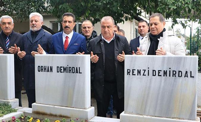 Fatih Terim, babasını mezarı başında andı