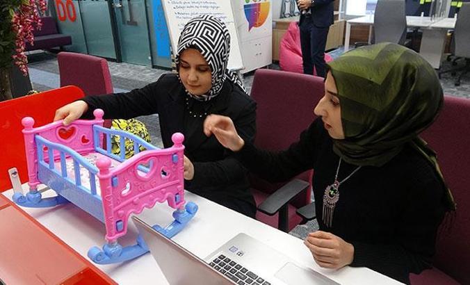 Bebekler için akıllı beşik ürettiler