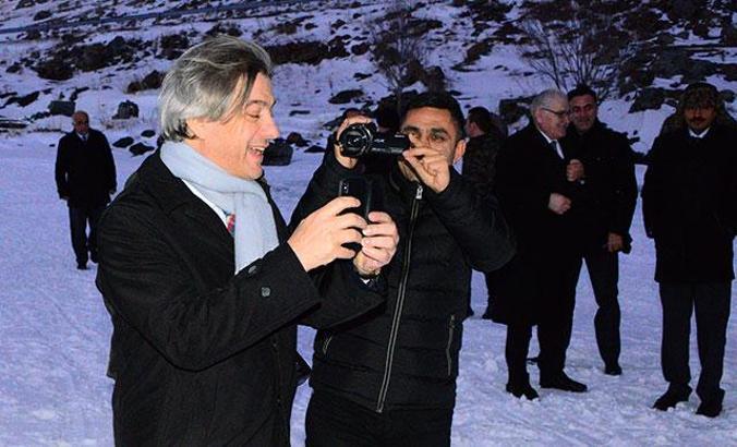 Bakan yardımcısı Çıldır Gölü üzerinde kızına canlı yayın yaptı