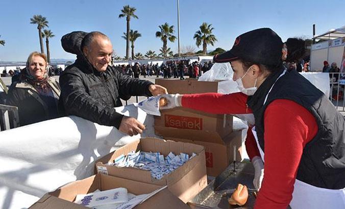 İzmir'de Hamsi Festivali; 10 ton hamsi tüketildi, horon oynandı