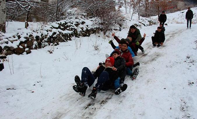 Oltulu çocukların poşetle kayak keyfi