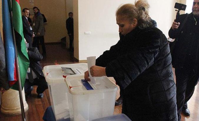 Azerbaycan'da, Aliyev'in partisi 70 koltuk kazandı