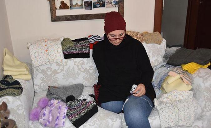 Tek eliyle yaptığı örgülerle kendisi gibi depremzedelere umut oluyor