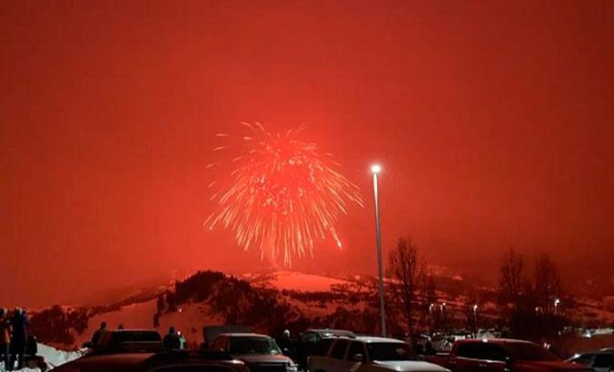 Dünyanın en büyük havai fişeği gökyüzünü kırmızıya bürüdü