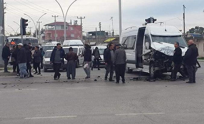 Kırmızıda geçen otobüs, öğrenci servisine çarptı: 5 yaralı