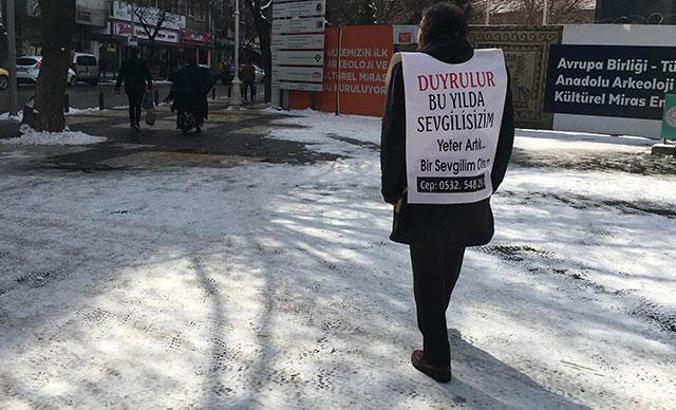 Pankartla sevgili aradı