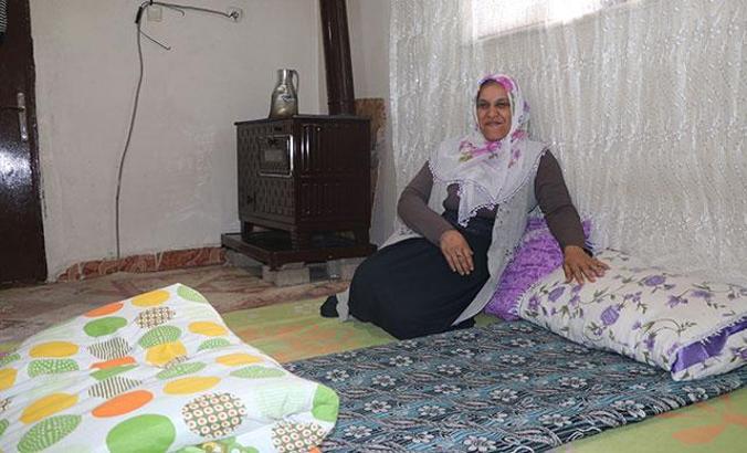 PKK'dan kaçan kızı Pelda için sobanın yanında yer yatağı hazırladı