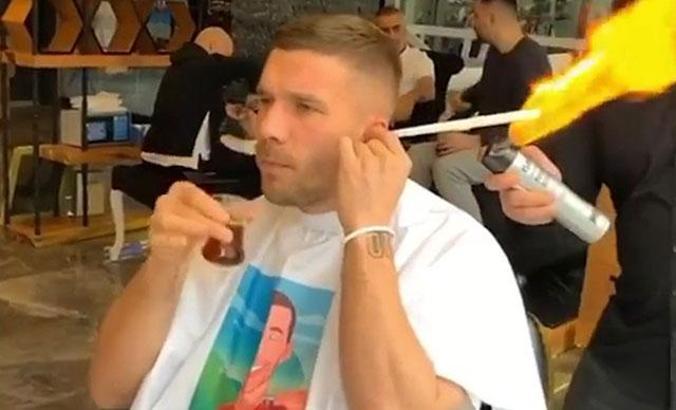 Podolski'nin, berber koltuğunda çay keyfi