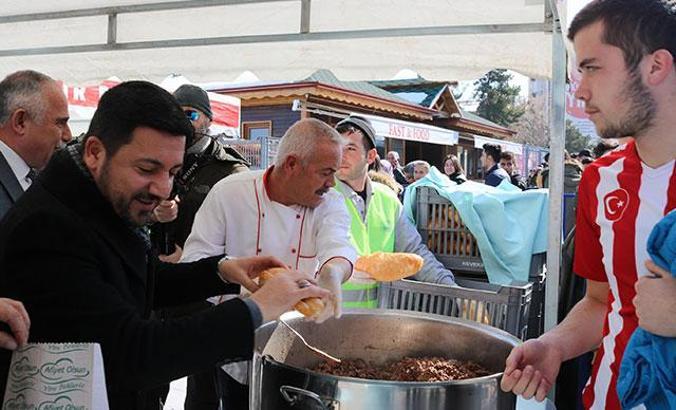 Nevşehir Belediye Başkanı, kazandığı tazminatla taraftara kavurma ikram etti