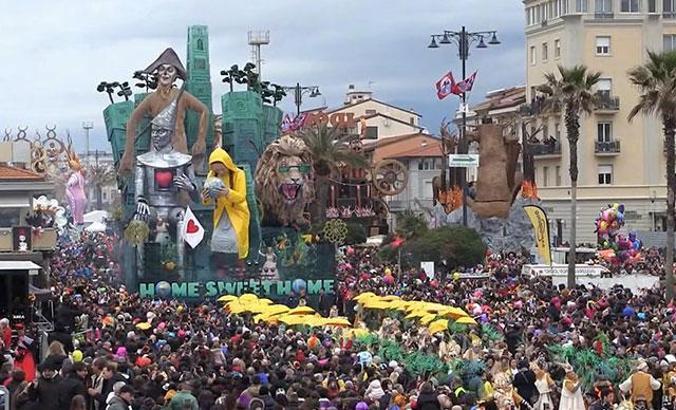 İtalya’da düzenlenen Viareggio Karnavalı’ndan renkli görüntüler