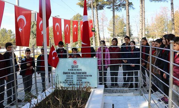 Ömer Halisdemir'e doğum gününde kabri başında anıldı