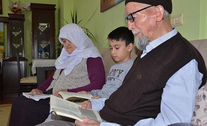 Babaanne, dede ve torun her gün birlikte okuyor