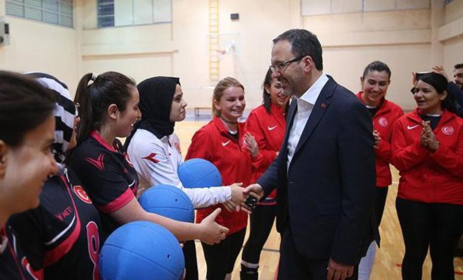 Bakan Kasapoğlu’ndan olimpiyat yolcusu sporculara sürpriz ziyaret
