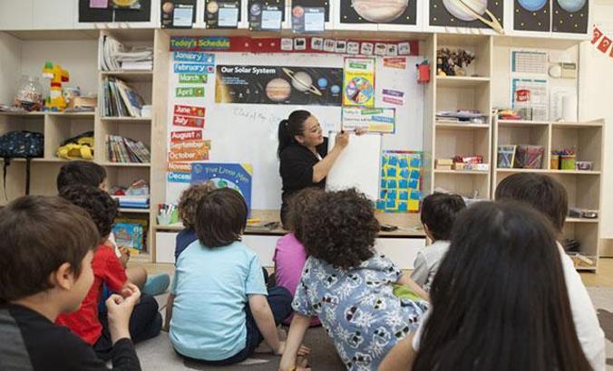 Çocuklara farklı dil metodlarıyla hızlı İngilizce eğitimi