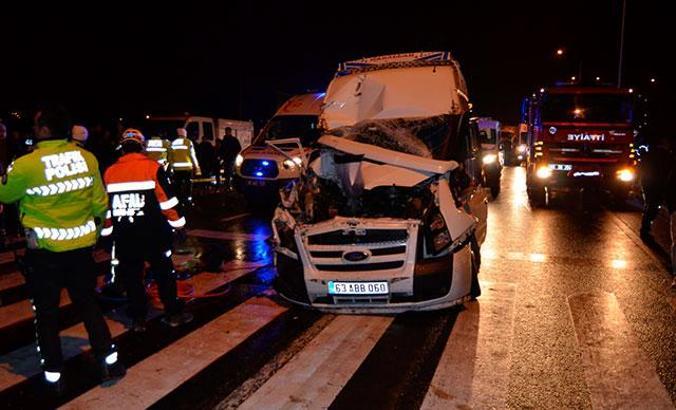 Minibüs, kırmızı ışıkta bekleyen kamyona çarptı: 13 yaralı