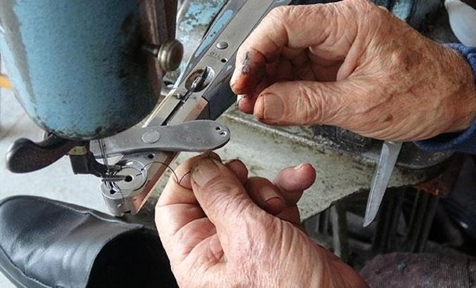 70 yıldır baba mesleği kunduracılık yapıyor