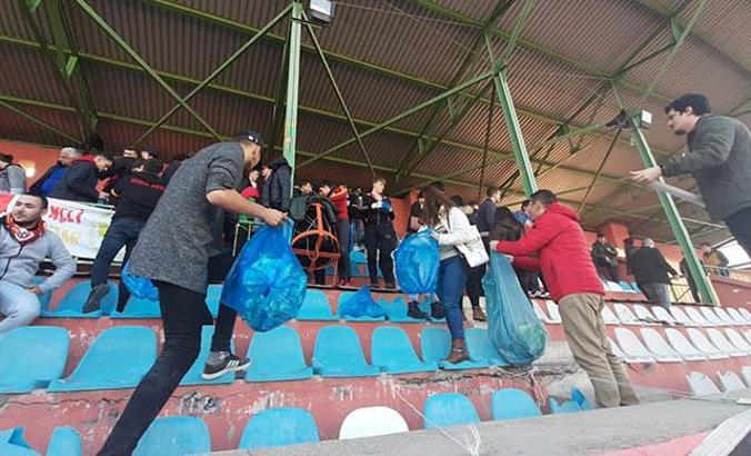 'Bilinçli taraftar, temiz çevre' sloganıyla tribünü temizlediler