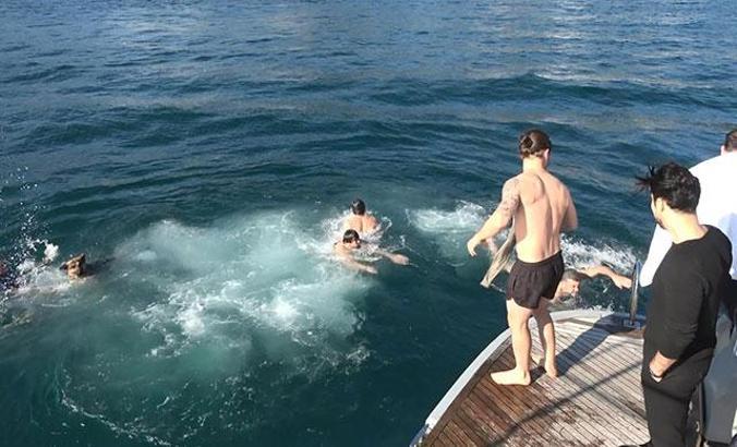 Soğuğa aldırmadan Boğaz'ın buz gibi sularında yüzdüler