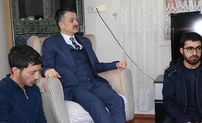 Bakan Pakdemirli, çığ altında kalan itfaiyecinin ailesini ziyaret etti