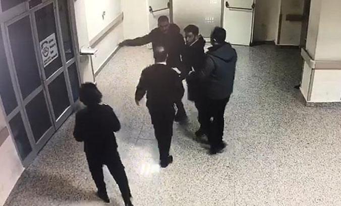 Sivas'ta, hasta yakınlarından güvenlik görevlilerine saldırı