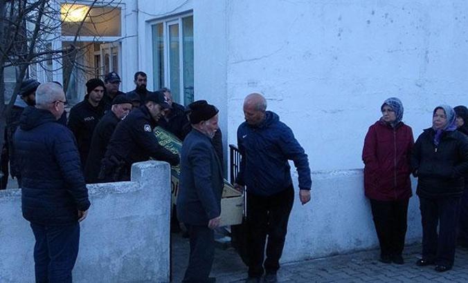 Eşini av tüfeğiyle vurulmuş halde ölü buldu