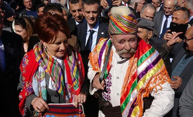 Balıkesir'de esnaf ziyareti yapan Akşener, gümüş alyans aldı