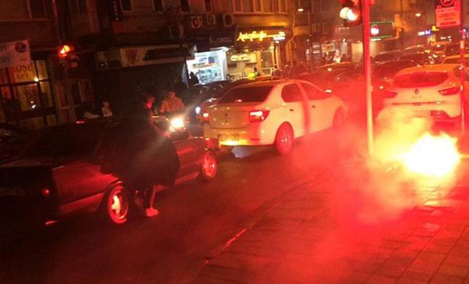 Asker uğurlayan gençler yol kapatıp meşale yaktılar