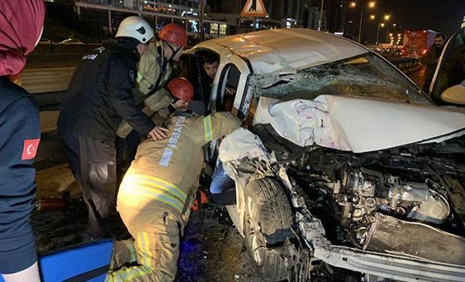 Ataşehir'de otomobil duraktaki otobüse arkadan çarptı: 2'si ağır, 3 yaralı