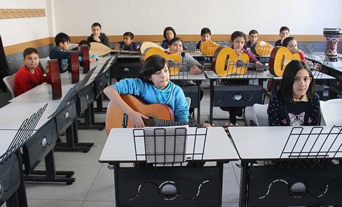 Köy okuluna yapılan müzik sınıfında enstrümanlı ders