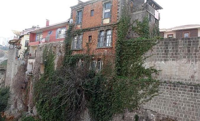 Trabzon Kalesi'nin surlarında yapılaşma