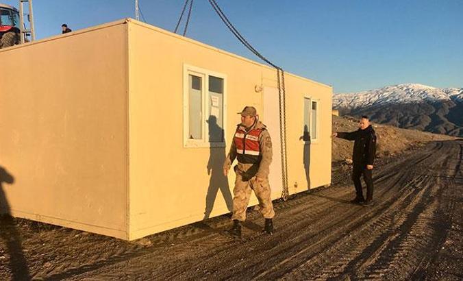 Elazığ'da jandarma konteyner taşımaya devam ediyor