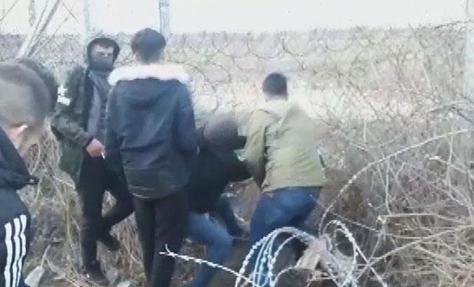 Pazarkule'de tel örgüleri açan göçmenler Yunan askerine ait aracı taşladı