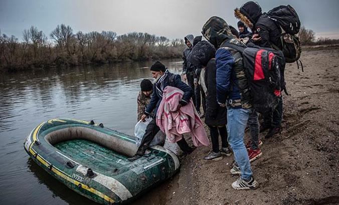 Lastik botlarla Meriç üzerinden Yunanistan'a geçiyorlar