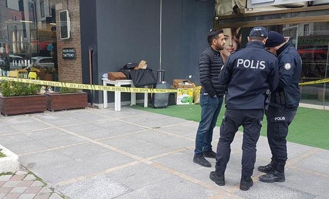 Esenyurt'ta boş dairedeki bavuldan sis bombası, barut, elektronik parçalar ve kablolar çıktı