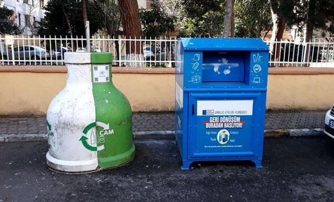 Kadıköy'de giysi kumbaraları kaldırıldı