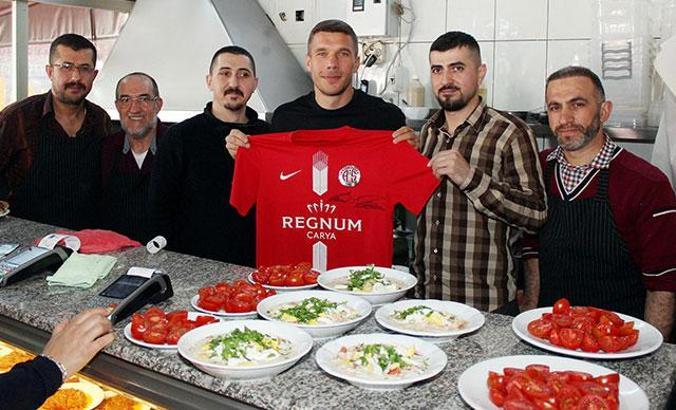 Podolski'nin köfte-piyaz keyfi