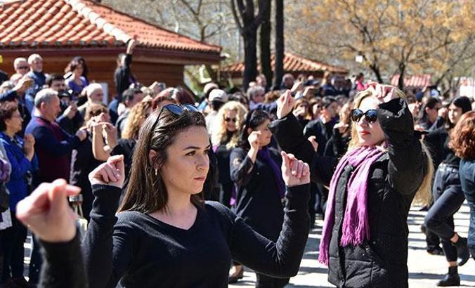 Zeybek oynayan kadınlar, erkeklere taş çıkarttı