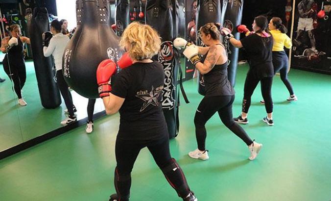 Kadınlar kick boksla savunmayı öğreniyor