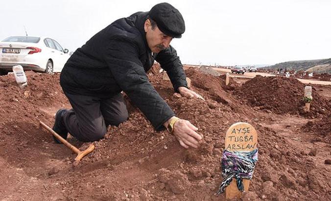 Eski eşinin öldürdüğü Ayşe Tuba'nın mezarına babasından Kadınlar Günü'nde ziyaret