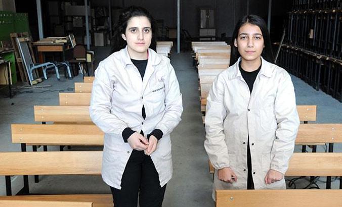 Liseli Beyza ve Ada, köy okullarının sıralarını üretiyor