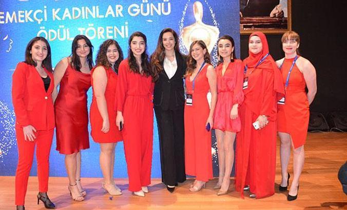 Üniversite öğrencilerinden emekçi kadınlara ödül