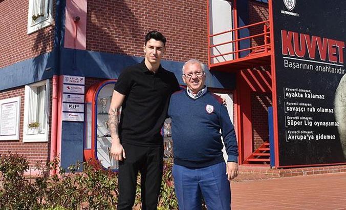 Berke Özer'den yetiştiği Altınordu'ya ziyaret